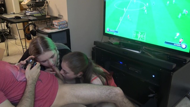  Teen POV Blowjob - Blowjob Sandwich + Fifa (spanish)