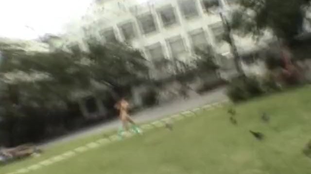 【雪乃アリス】可愛い童顔美乳の女学生が全裸で街なかを走りまくる！狂気のストリーキング！