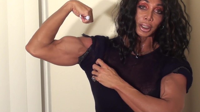 Female Bodybuilder Has Very Sexy Biceps 1