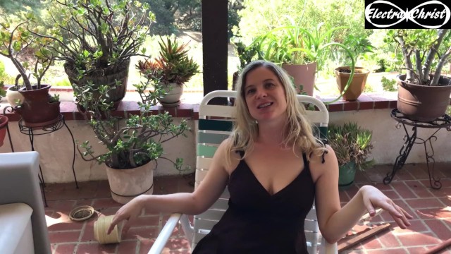 Amateur couple outdoors fucking on the porch - Erin Electra 9