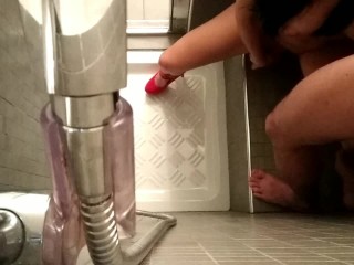 Mia sorellastra indossa tacchi_rossi, si masturba esi fa scopare nella doccia