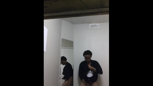 흑단은 사무실 화장실에서 자신을 망칩니다