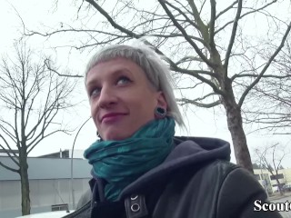 GERMAN SCOUT - Schlankes Punk Teen_mitten in Berlin_getroffen und gefickt