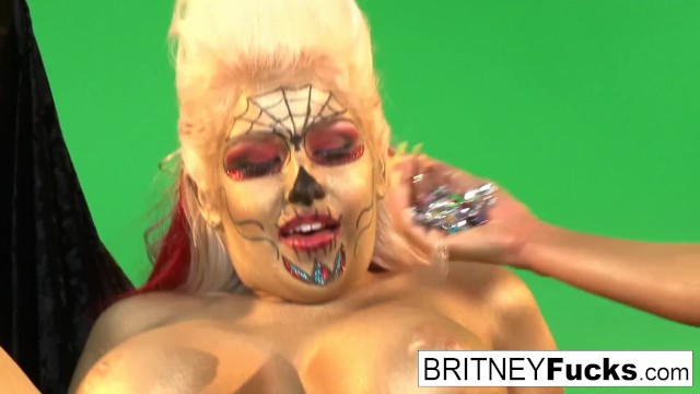 Gold painted lesbian hotties get it on - Britney Amber, Nikki Phoenix