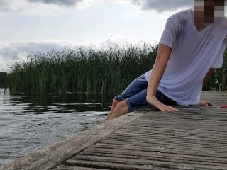 Afgezakte Natte Broek Buiten Bij Meer Met Kleren Aan