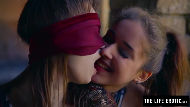 Straight girl is blindfolded by lesbian before she orgasms - Beata Undine, Emily J