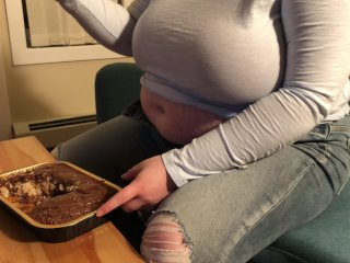 CHUBBY BBW STUFFS HERSELF WITH CAKE ANDEXPANDS BELLY