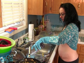 Sexy Housewife Gets Sudsy- MILF Washing Dishes in Rubber Gloves_Flashes