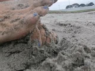 Beach feet to satisfy your Foot Fetish