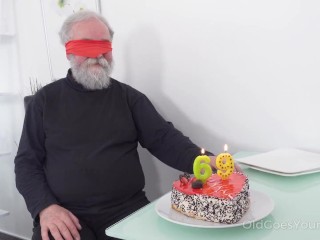 Old_Goes Young - Yummy babecongratulates an old man with sex