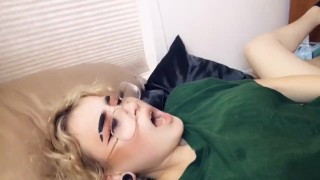 In Less Than A Minute A Desperate Teen Makes Herself Squirt