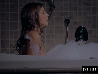 Skinny teen masturbating in_the bathtub