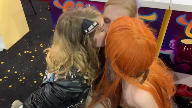 Public Triple Kiss at Exxxotica with Mars Mayhem and Nami Neko