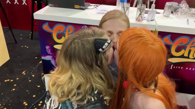 Public Triple Kiss at Exxxotica with Mars Mayhem and Nami Neko