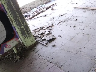 Beautiful Sex With A Beautiful girl In AnAbandoned Building