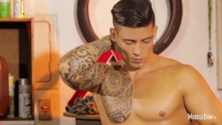 Muscle Flexing Is A Sexy Thing To Do