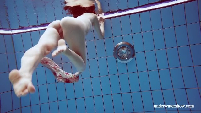 Hrvatska brineta Martina pliva u bazenu i skida se