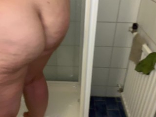 A fat whore washing off aftermy dick came_sperm in her fat wet pussy.