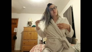 For 6 Minutes A Hot Lady Fucks Herself