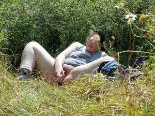 Chubby Bitch Masturbates In Park