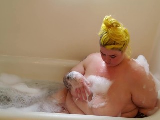 Cute tattooed bbw plays in a bubble bath!