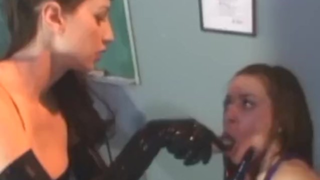 Lesbian babe submits her pussy to latex dominatrix