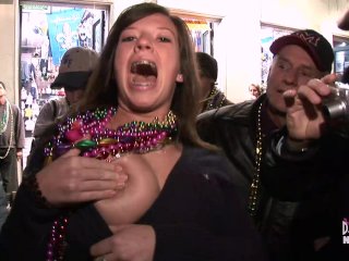 Gorgeous College Chicks Flash And Make Out With Strangers On Bourbon St