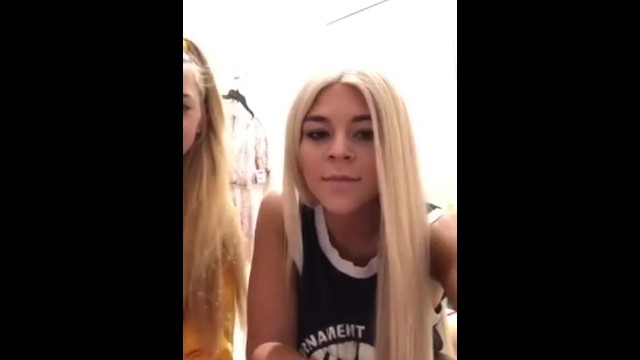 Zwei blonde Lesben haben Spaß in der Umkleidekabine