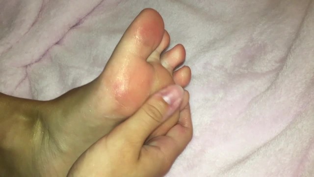 Amateur;Babe;Teen (18+);Feet;Exclusive;Verified Amateurs;Solo Female kink, teenager, young, feet, lotion, rubbing-lotion, teen-feet, pink-toes, glitter, foot-fetish, teen