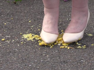 Crush-fetish. Thick legs in heels crushed_the corn_mercilessly.