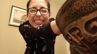 Szexi szemüveges amatőr csaj levideózza hogyan pisil