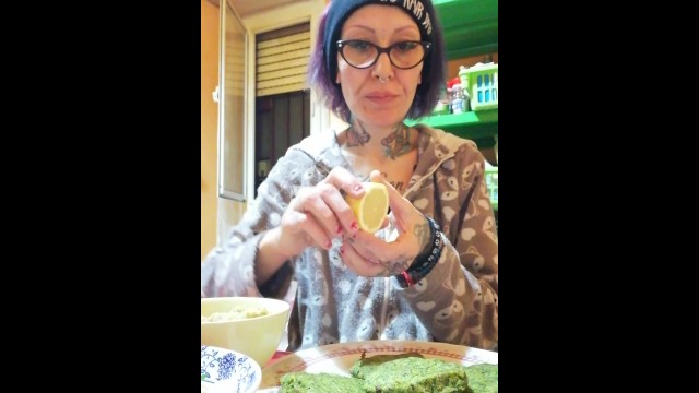 Miss Wagon Vegan Mukbang - Ceno con 5 burger vegetali di broccolo e limone 8