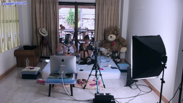 Webcam stars Lisa Fox and Kira Foxxi behind the scenes. Squirt each other - Lisa Fox