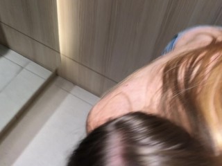 Mentre facevo un po’ di shopping una ragazza magrolina mi ha succhiato il cazzo in un camerino