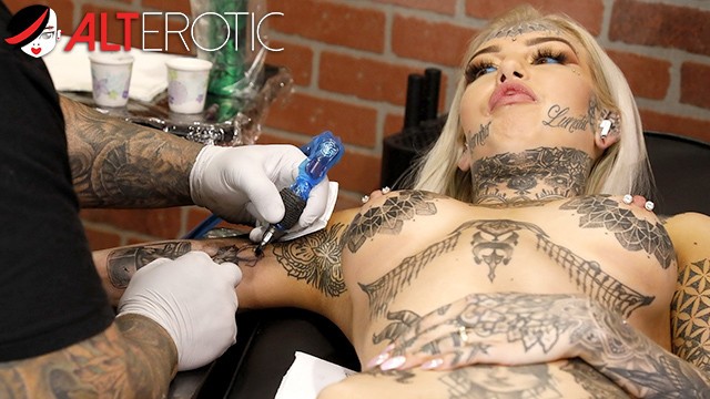 640px x 360px - Amber Luke masturbates while getting tattooed