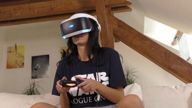 Eva, Isabel and Chrissy Play Jenga and with their New Playstation 5 at home