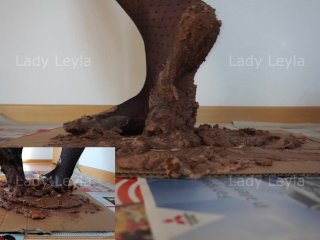 Lady Leyla_Crushing a Cake as Breakfest for HerSlave