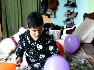 Game in bed with colorful balloons