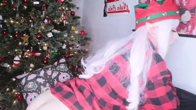 CUTE CHRISTMAS ELF CUMS FAST FROM ANAL 