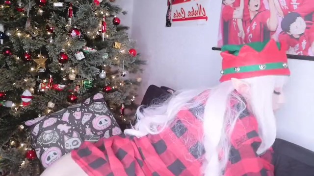 CUTE CHRISTMAS ELF CUMS FAST FROM ANAL 