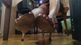 Foot Fetish Olganovem Spies On Feet In Sexy Sandals Beneath The Table