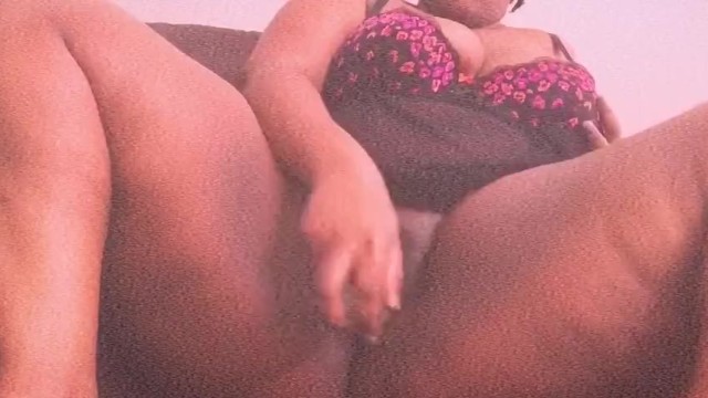흑단 BBW는 거의 음부와 놀고 잡았습니다