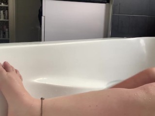 20 year old shaving legs and_masburbating during bathtub_time