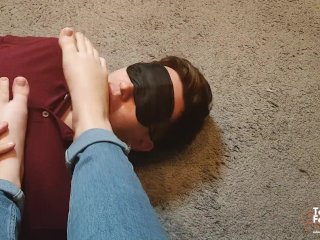 AMATEUR FEMDOM FOOT WORSHIP SLAVE LICKS MY SMELLY FEETAND TOES AFTERGYM