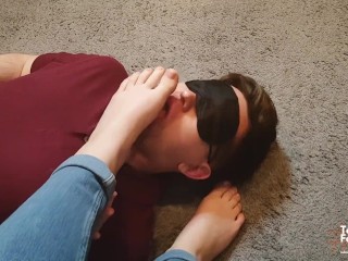 AMATEUR FEMDOM FOOT_WORSHIP SLAVE LICKS MY SMELLY FEET AND TOESAFTER GYM
