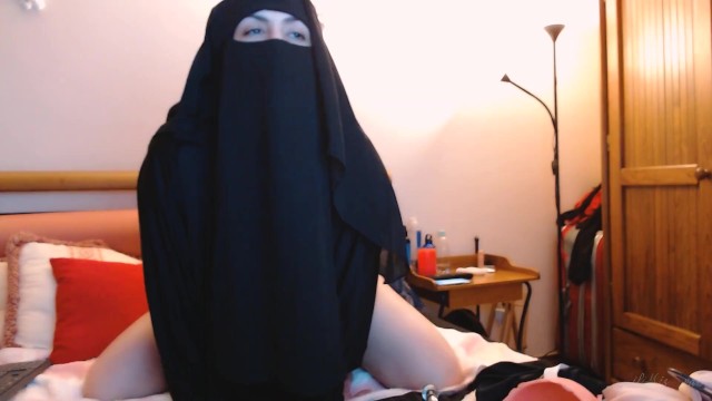 아랍 milf 착용 히 자브 타기 딜도 라디오