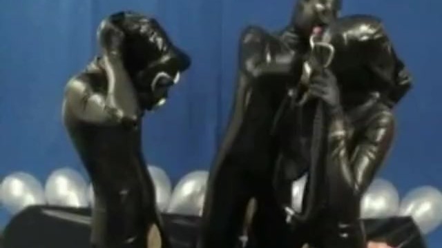 Threesome In Latex Rubber Catisuit + Gas Mask + Pisspants Make Breathplay 2