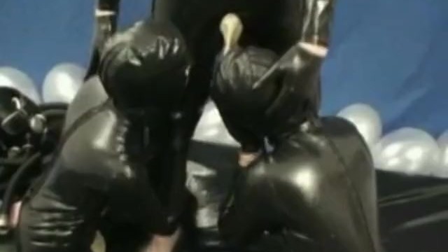 Threesome In Latex Rubber Catisuit + Gas Mask + Pisspants Make Breathplay 21