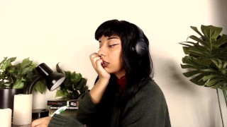 LOFI BEATS TO RELAX/STUDY TO GIRL TAKES BREAK FROM STUDYING 