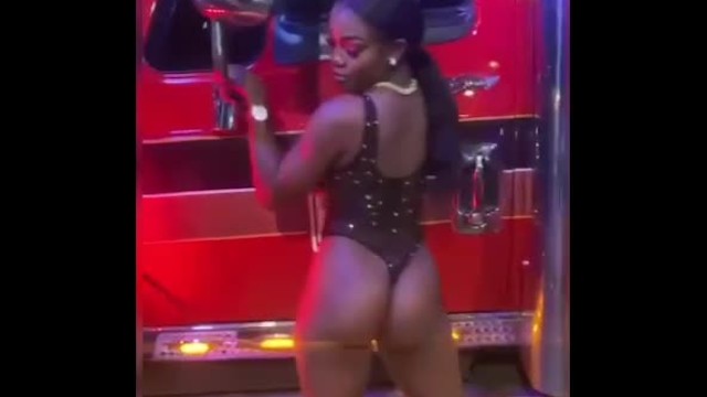 Sexy Jamaican Babe Twerk Nude